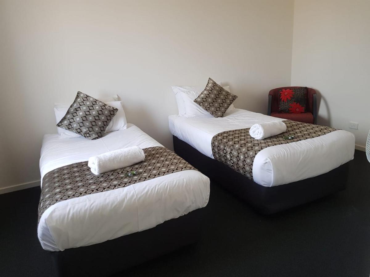 Gateway Motor Inn Уорнъмбул Екстериор снимка