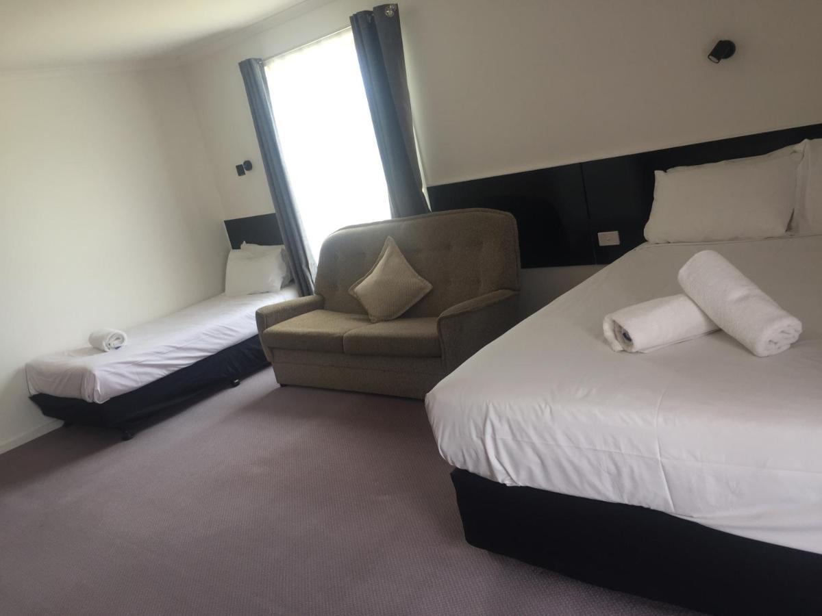 Gateway Motor Inn Уорнъмбул Екстериор снимка