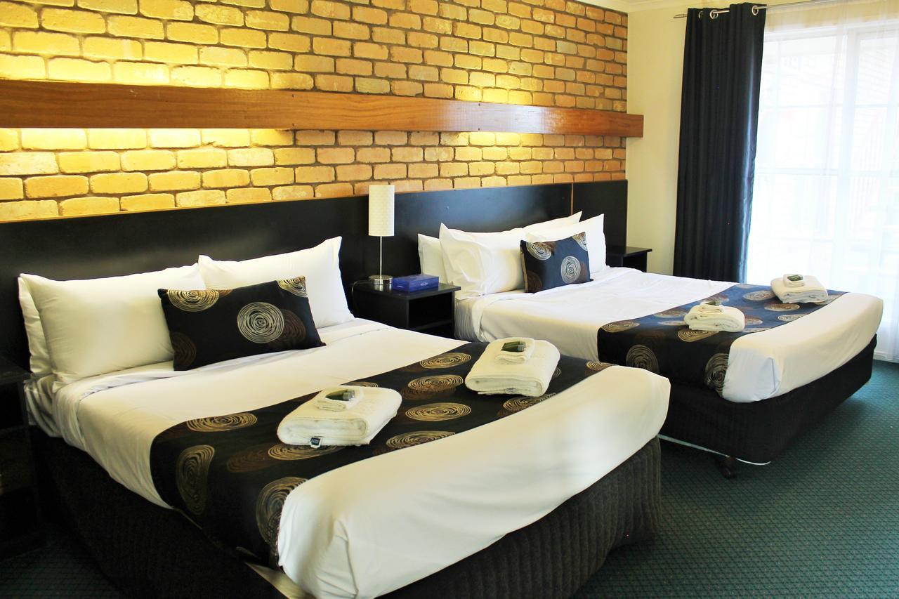 Gateway Motor Inn Уорнъмбул Екстериор снимка