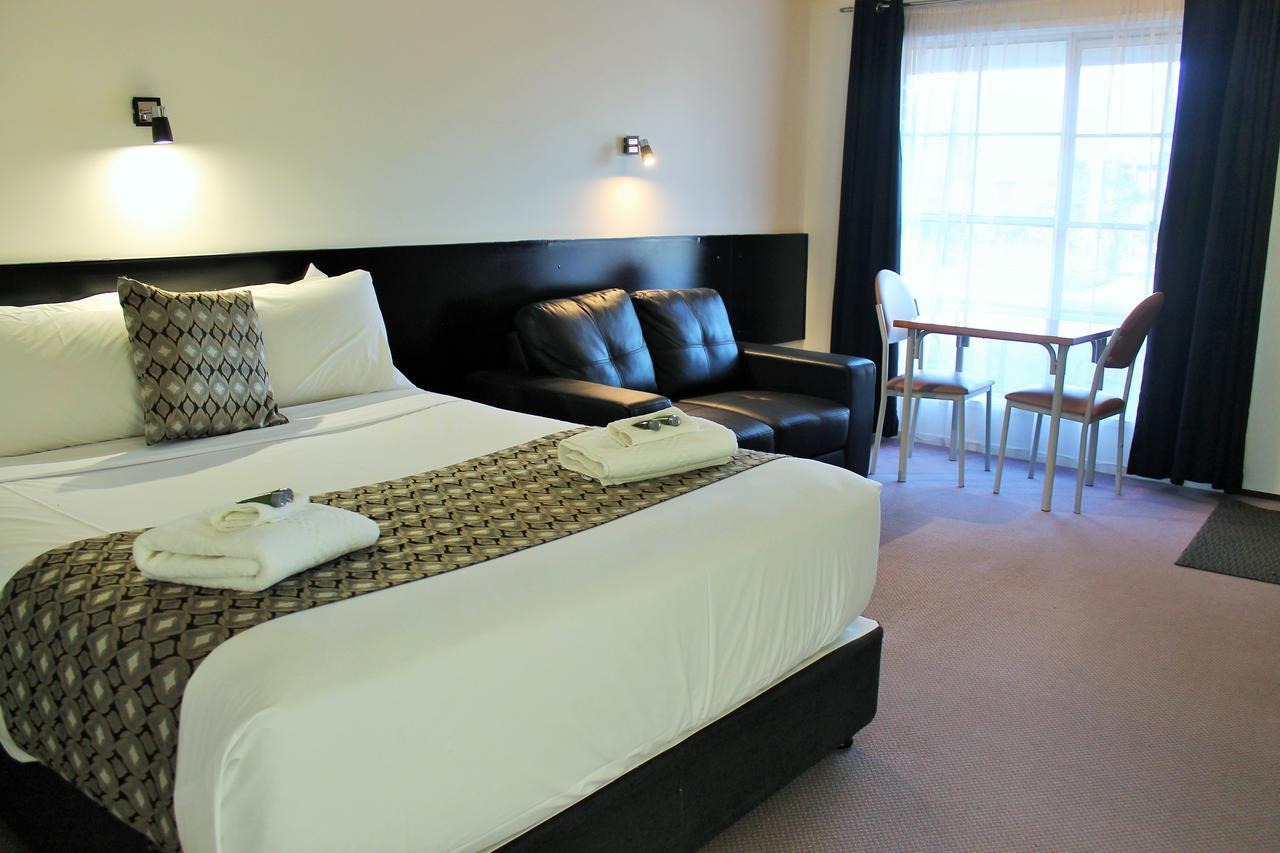 Gateway Motor Inn Уорнъмбул Екстериор снимка