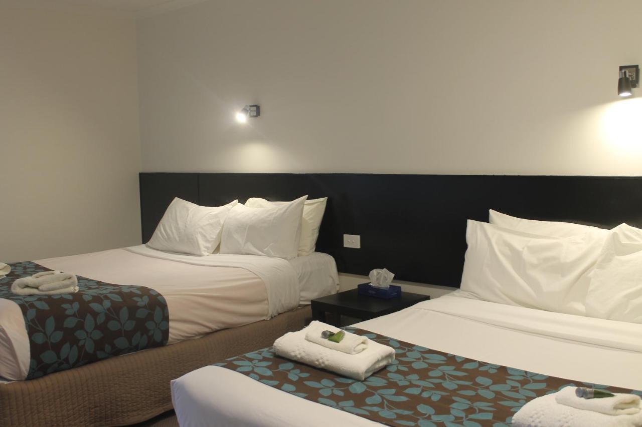 Gateway Motor Inn Уорнъмбул Екстериор снимка
