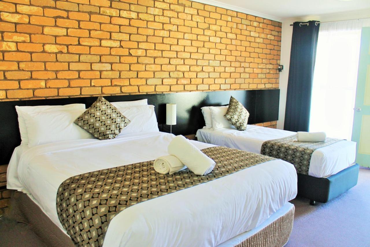 Gateway Motor Inn Уорнъмбул Екстериор снимка