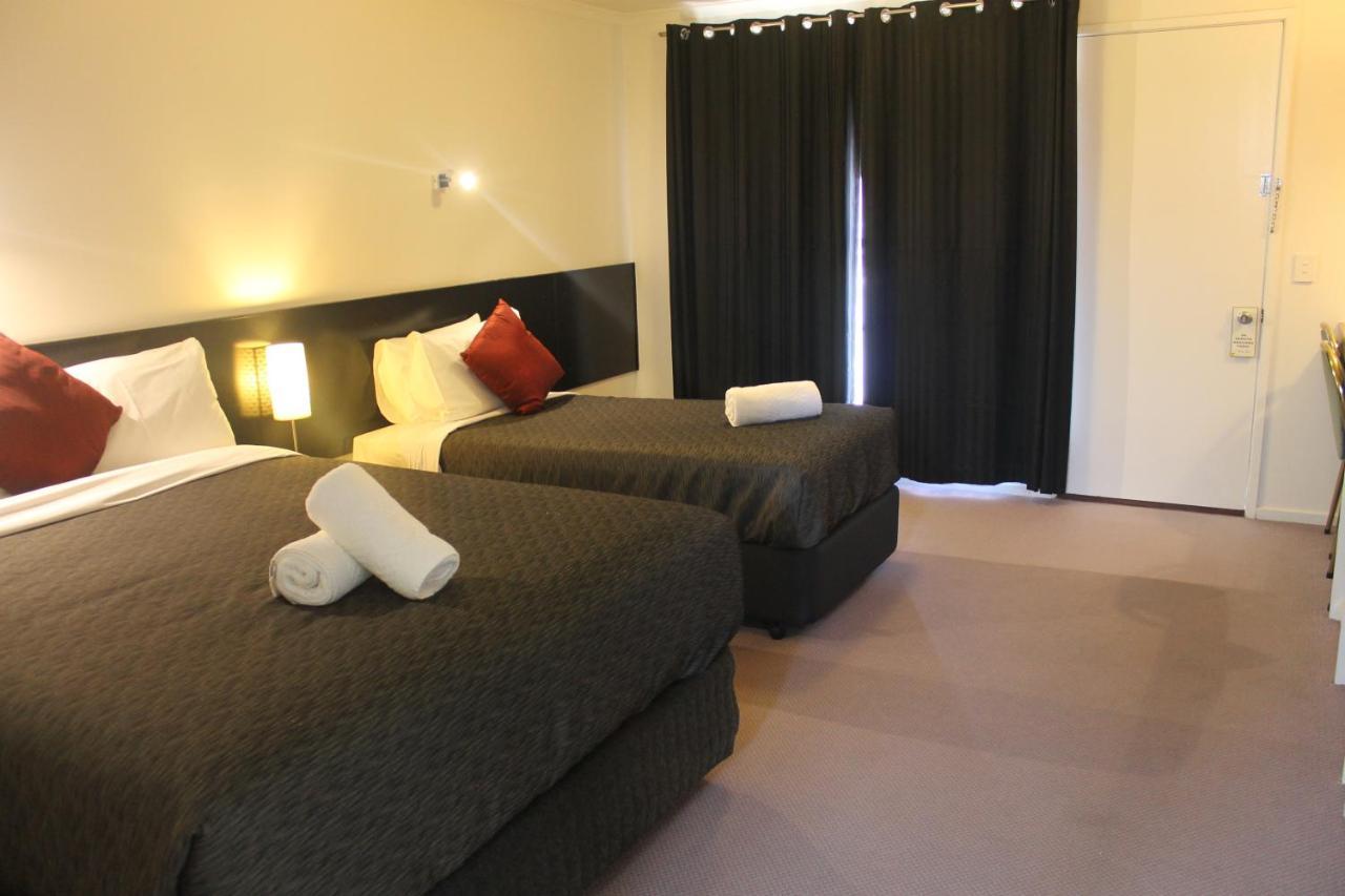 Gateway Motor Inn Уорнъмбул Екстериор снимка