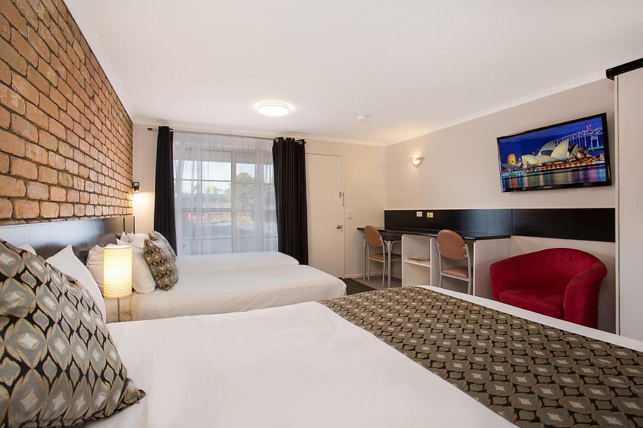 Gateway Motor Inn Уорнъмбул Екстериор снимка
